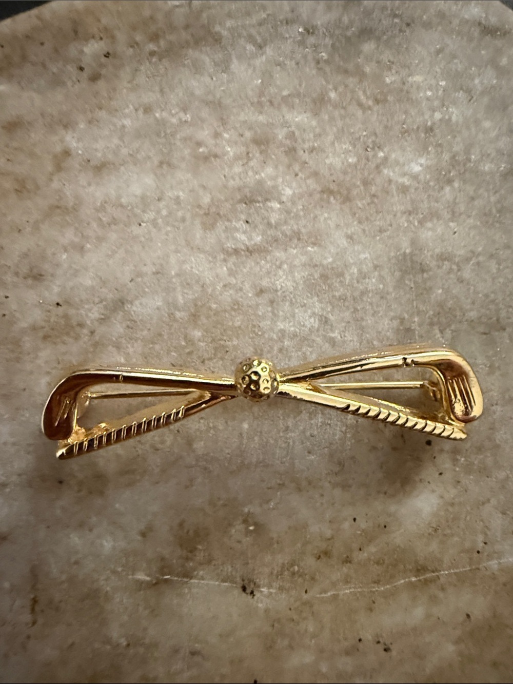 Gold-Tone Golf Club Bow Brooch - Elegant Women's Jewelry